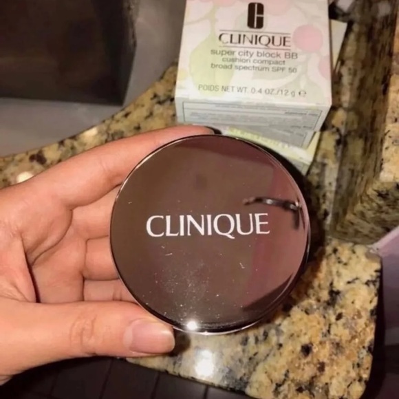 Clinique super City Cushion Compact Deep - Picture 2 of 5